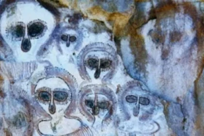 Ao longo da história da humanidade muitas pinturas intrigantes foram encontradas. Datadas com milênios de anos, algumas da pré-história, essas pinturas parecem representar extraterrestres, alienígenas e naves voadoras.