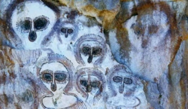 Ao longo da história da humanidade muitas pinturas intrigantes foram encontradas. Datadas com milênios de anos, algumas da pré-história, essas pinturas parecem representar extraterrestres, alienígenas e naves voadoras.