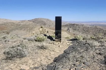 Misterioso monólito surge no deserto de Las Vegas
