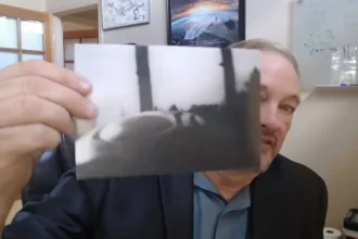 A fotografia foi apresentada hoje pelo Diretor de Relações com a Mídia da MUFON, Ron James, durante uma entrevista em um canal no YouTube, e se trataria de uma autêntica imagem de um OVNI acidentado.
