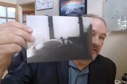 A fotografia foi apresentada hoje pelo Diretor de Relações com a Mídia da MUFON, Ron James, durante uma entrevista em um canal no YouTube, e se trataria de uma autêntica imagem de um OVNI acidentado.
