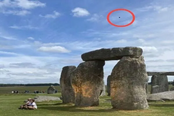 Durante os protestos que vandalizaram o monumento histórico de Stonehenge, um provável orbe metálico foi fotografado.