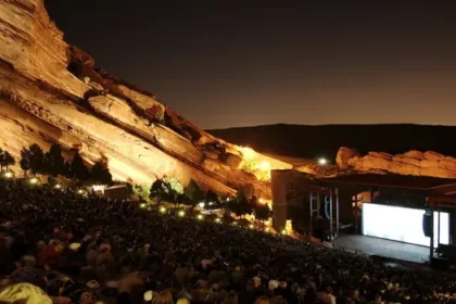 Segundo relatório do NUFORC, o grupo de 12 trabalhadores do Anfiteatro Red Rocks, no Colorado, avistou um OVNI no início de junho e o descreveu como sendo gigante, do tamanho de um "grande prédio de escritórios de três andares".