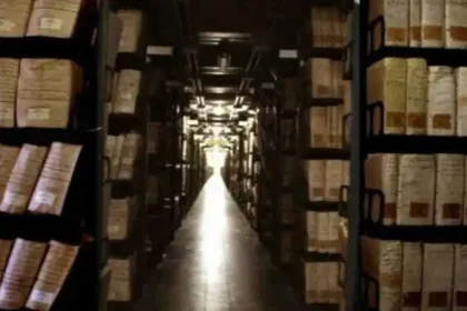 O grupo de cientistas e pesquisadores acredita que, entre os 80 quilômetros de prateleiras que contêm de tudo, desde notas papais manuscritas até missivas presidenciais, haja também muitas informações relevantes sobre o fenômeno UFO.