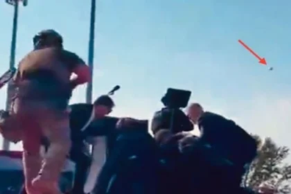 Diversos internautas vêm defendendo que o orbe e um outro objeto não identificado de maior tamanho, cercado por enigmáticas esferas, foram os responsáveis pelo "livramento" que o candidato à presidência dos EUA, Donald Trump, teve durante uma tentativa de assassinato em um comício.