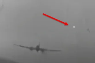 Uma intrigante filmagem alemã de 1944 mostra o que parece ser um orbe de luz com comportamento inteligente. Seria esta uma captura única do fenômeno dos Foo Fighters?