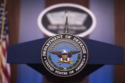 "Até o momento, o FBI, o DHS, a FAA e o DOD não conseguiram determinar quem é o responsável por pilotar os drones, e não há indícios de que haja nações adversárias envolvidas".