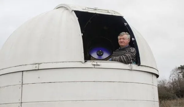 Pesquisa do Dr. Eamonn Ansbro e Eirik Ro sugere que essas tecnoassinaturas monitoram a Terra de forma organizada, com período orbital de 66 minutos.