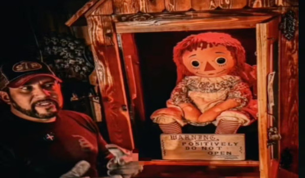 Investigador paranormal leva a famosa boneca Annabelle em turnê — e morre.