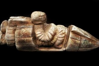 The Archaeological Museum of Istanbul houses a disturbing artifact in its vaults: a Sumerian object resembling a miniature rocket, a piece that borders on the impossible.