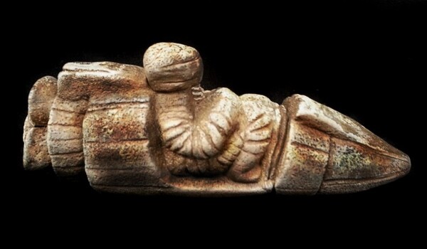 The Archaeological Museum of Istanbul houses a disturbing artifact in its vaults: a Sumerian object resembling a miniature rocket, a piece that borders on the impossible.