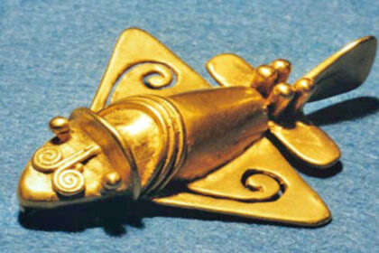 These gold artifacts, found in Colombia and dated between 300 and 1,000 A.D., are especially remarkable for the aerodynamic design of their shapes, which suggests the ability to fly and resembles modern airplanes, sparking mystery and fascination to this day.