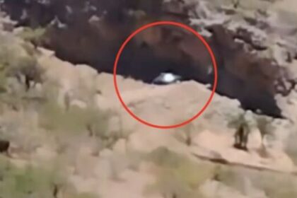 No vídeo, filmado por um homem enquanto viajava com sua família, é possível ver um objeto aparentemente metálico e de formato discoide entre as rochas.