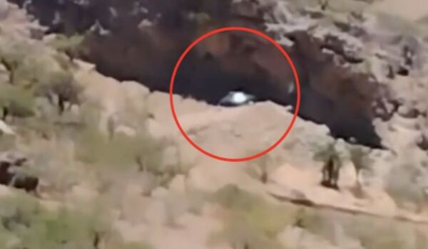 No vídeo, filmado por um homem enquanto viajava com sua família, é possível ver um objeto aparentemente metálico e de formato discoide entre as rochas.