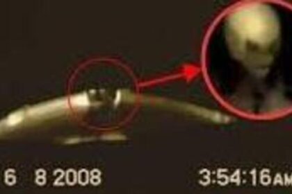 Se trata do caso Kumburgaz, na Turquia, indiscutivelmente um dos casos mais interessantes da história da ufologia. Foram mais de 25 vídeos feitos pelo vigia noturno Murat Yalcin Yalman, mostrando verdadeiras naves e seus tripulantes.