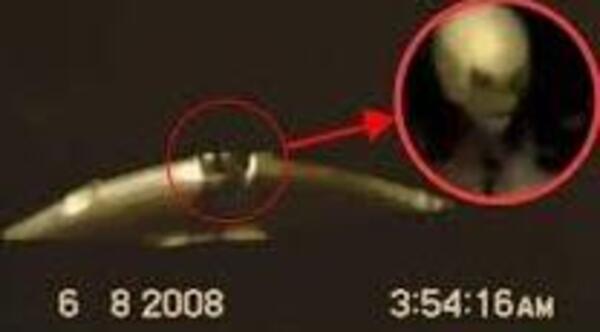 Se trata do caso Kumburgaz, na Turquia, indiscutivelmente um dos casos mais interessantes da história da ufologia. Foram mais de 25 vídeos feitos pelo vigia noturno Murat Yalcin Yalman, mostrando verdadeiras naves e seus tripulantes.